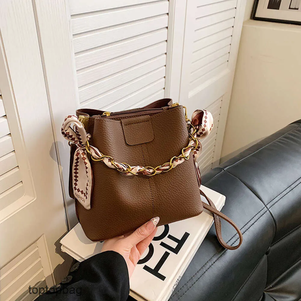 Designer Luxury Fashion Cross Body Bagswomens Bag 2024 Ny mode enkel stor kapacitet hinkväska mångsidig västerländsk stil en axel crossbody handväska