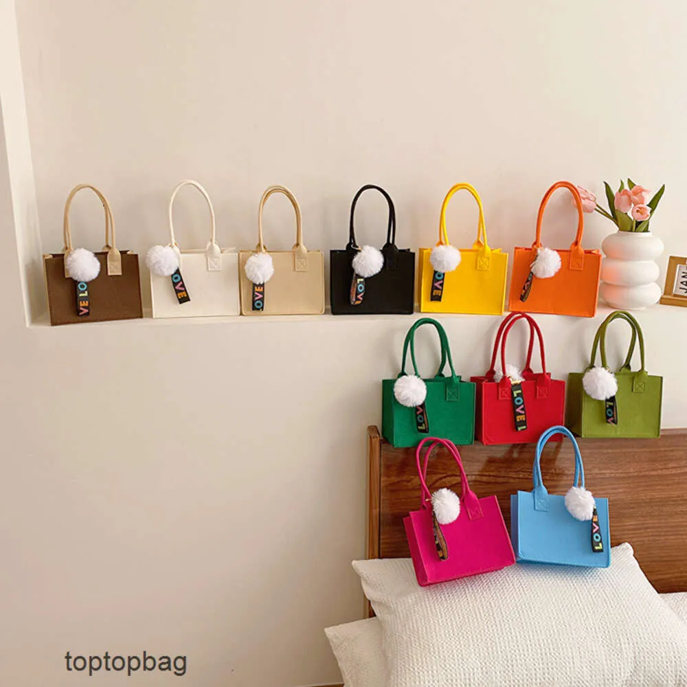 Borse tote di moda di lusso firmate Borsa di feltro portatile nuova primavera 2024 Borsa quadrata piccola per lo shopping semplice e alla moda di grande capacità