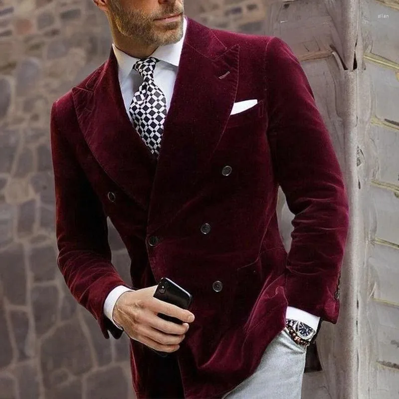 Erkekler Suits Burgundy Kadife Düğün Blazer Erkekler İçin Çift Kesilmiş Akşam Yemeği Sigara Ceket Zarif Palto Takımında Stok