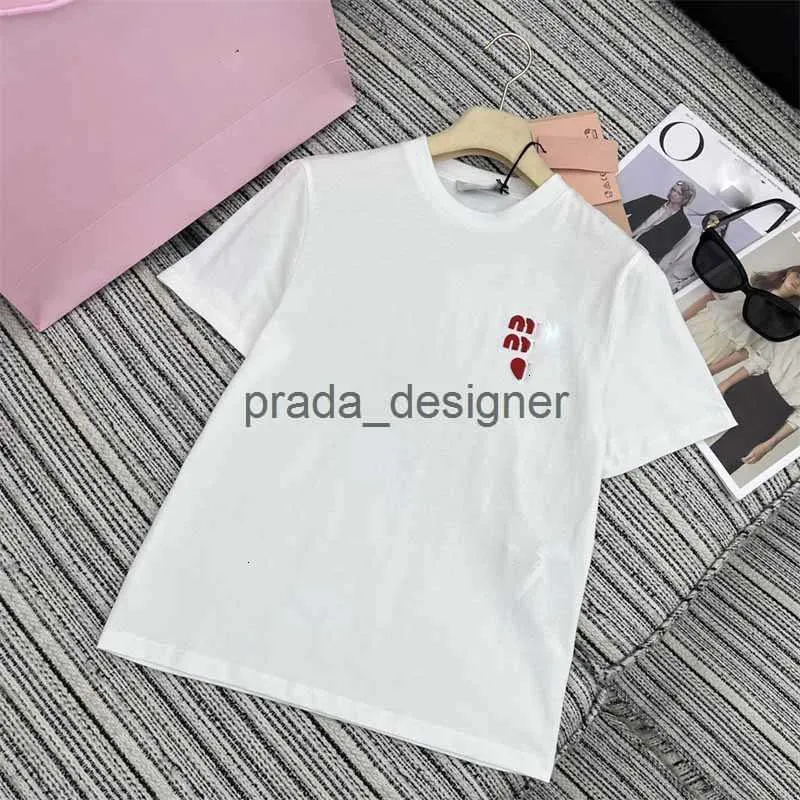 Designer feminino camiseta 24ss início da primavera novo gaoding miui versátil casual estilo minimalista carta de amor adesivo bordado manga curta t-shirt para mulheres