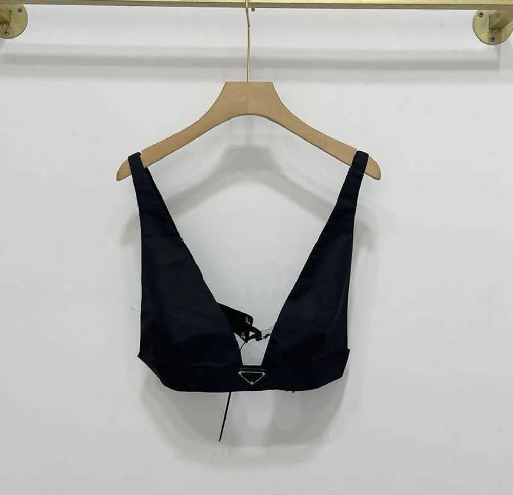 Triangle Badge Summer Recycled Nylon Bra Style Tanks Sexiga retro ins smala och mångsidiga toppdesigner Wonmen New Tee 1123ess