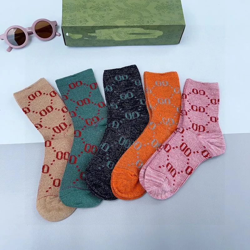 豪華な靴下デザイナーMen's and Women's SocksウールストッキングTop1 High Street Street Sweat-Absorbent快適な膝の靴下。