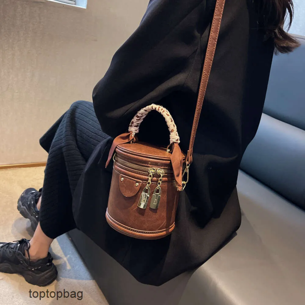 Designer Borse a tracolla di moda di lusso Borsa a secchiello 2023 Borsa portapenne con cerniera di nuova moda Borsa versatile a tracolla con una spalla