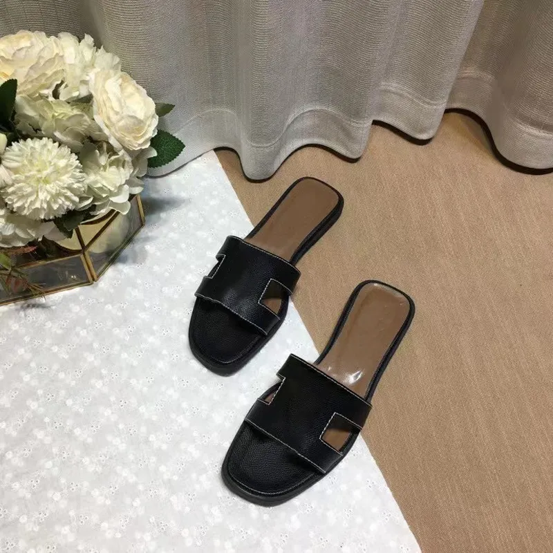 Designer tofflor svarta läder sandaler kvinnors ett ord sandaler bokstäver platt damer tofflor yttre slitage multicolor tillgängligt med låda