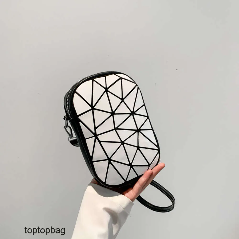 Дизайнерская роскошная модная сумка для плеча модная маленькая сумка 2024 Новая яркая лицевая геометрическая сплайсная сумка для телефона одиночное плеч