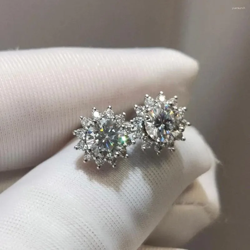 Kolczyki na stadnina 18k biały złoty płatek śniegu genialny przecięcie testu diamentowego 0,5 ct d moissanite dla kobiet romantyczna biżuteria