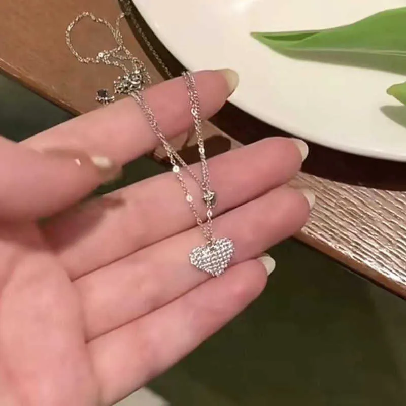 Collana Double Love Collana da donna di fascia alta piccola e di lusso con diamanti intarsiati a forma di cuore con ciondolo a forma di catena con collare 2023 Nuova edizione