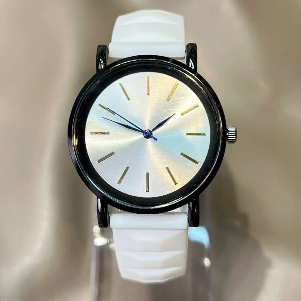 Novo relógio leve de quartzo com pulseira de silicone para estudantes Genebra Jelly, relógio feminino