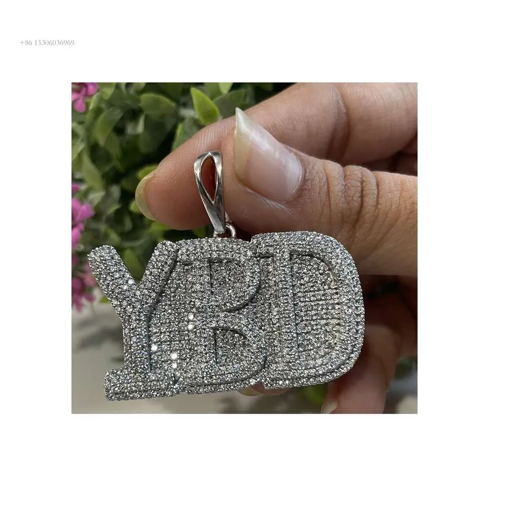 Fornitura in grandi quantità di gioielli Hip Hop da uomo con lettera personalizzata ghiacciata, ciondolo con diamante Sier Moissanite