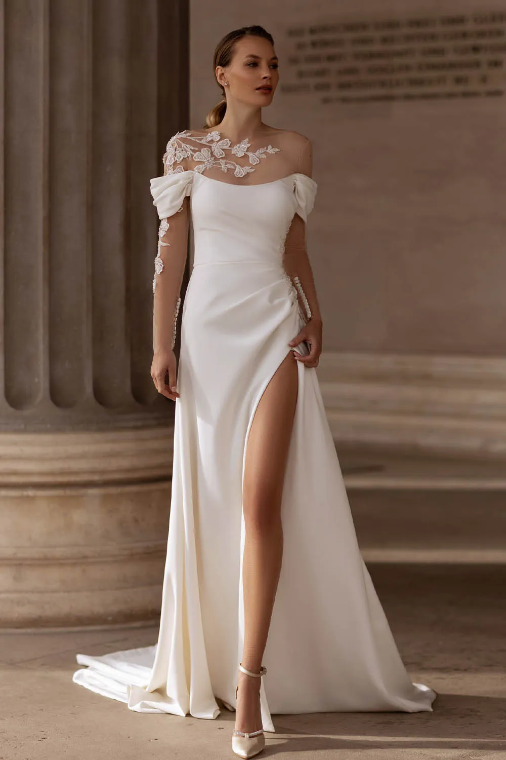 Favolosi abiti a sirena con collo trasparente Applicazioni di pizzo Abito da sposa in rilievo Piega Abito da sposa in raso Robe De Mariee 326 326