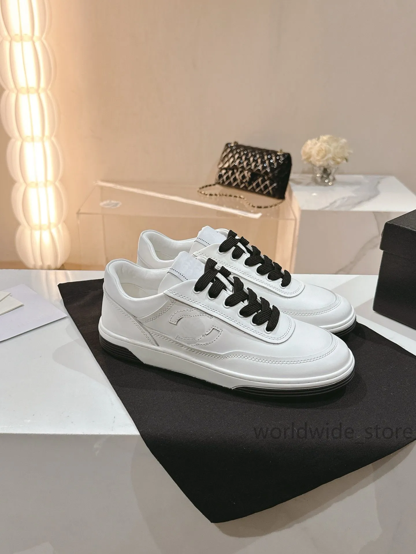 2024 Nya lyxskor Casual Board Little White Shoe Men's and Women's Fashion Leather Sports Fashion Platform Sport