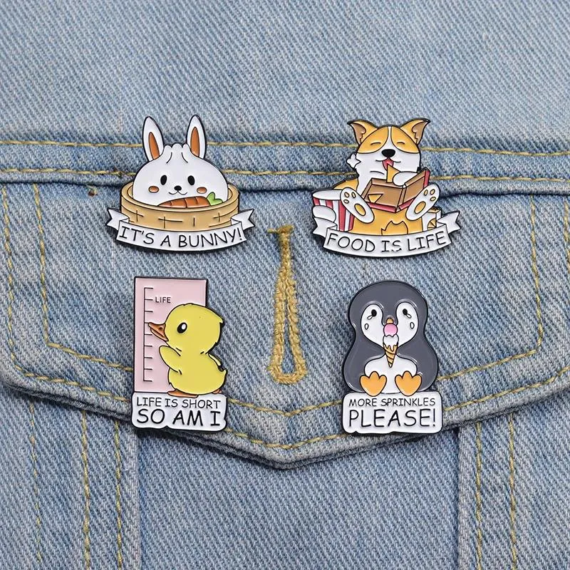 Broche fofo de coelho e cachorro, broche esmaltado, citação clássica, a vida é curta, então sou eu, broches de lapela, emblemas de animal, joia de pato, presente