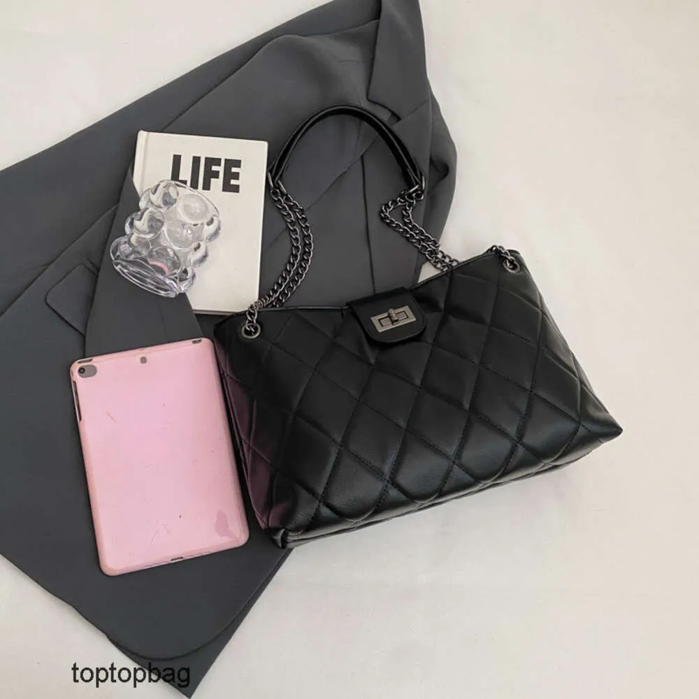 Designer Luxo Moda Bolsas de ombro de moda Instagram Trene e moda bolsa com grade de diamante Bordado de fivela de fivela de fivela de ombro único corpo crossbody wome