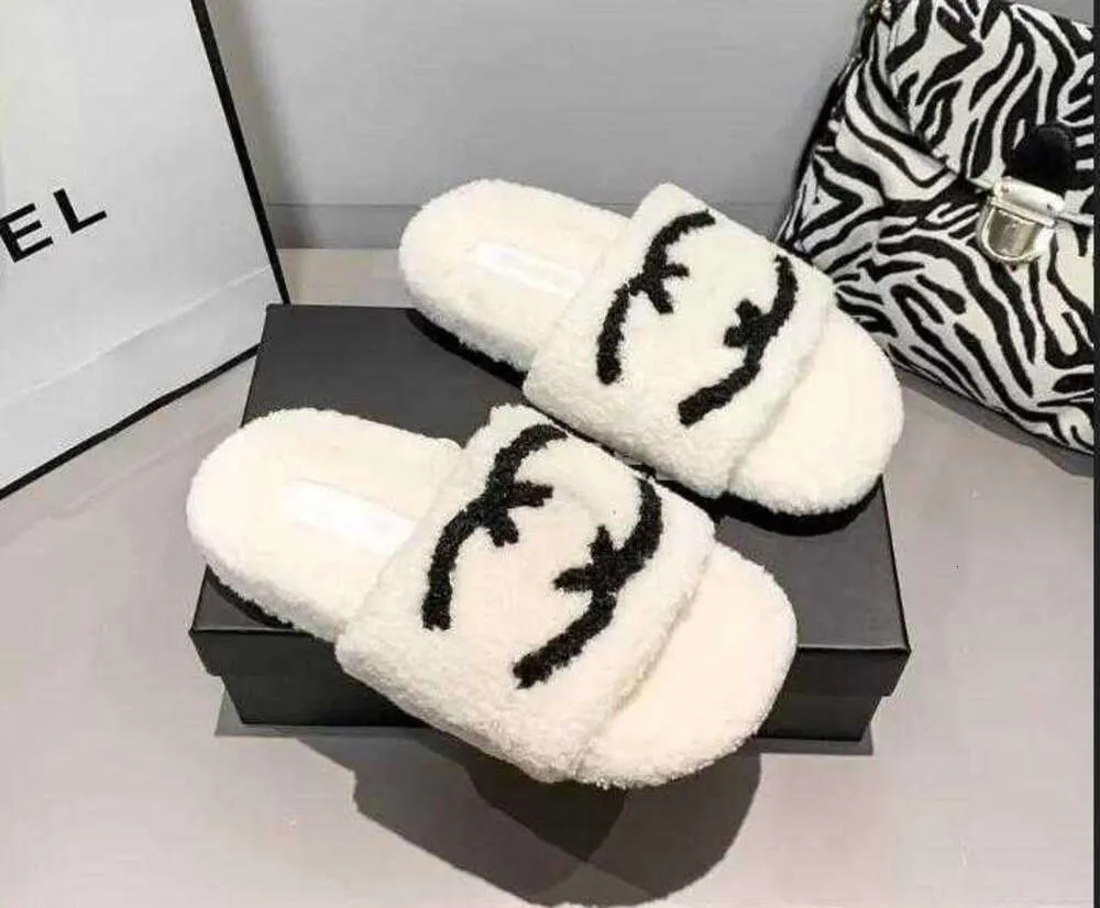 Slippers Woolskin Sheepskin Sephin Slides Slides Flat Clipper مصممين النساء الناعم الشتاء الشتاء الفاخرة الفراء Oran Rubber Fashion Shoes L230520434