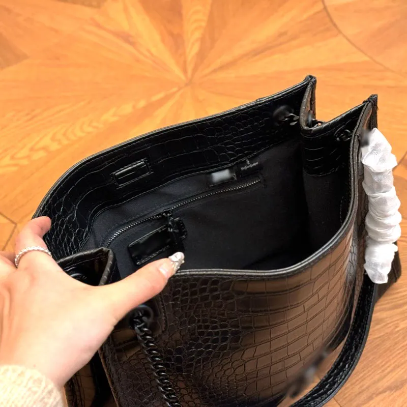 Moda Tasarımcı Çantası Injenious Tasarım açıklanamayan şık bir boyuta sahiptir33x27cm Tote Çanta Elde tutulan çapraz kanatlı çanta