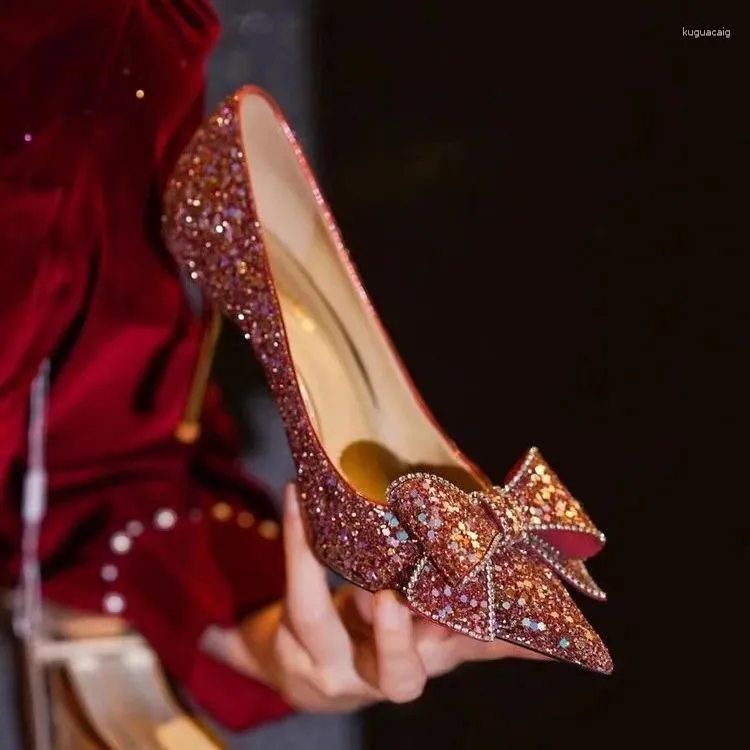 Sukienka buty 2024 Red na wysokim obcasie francuskie spiczaste sztyletowe sztylet na wysokim obcasie ślubna druhna ślubna