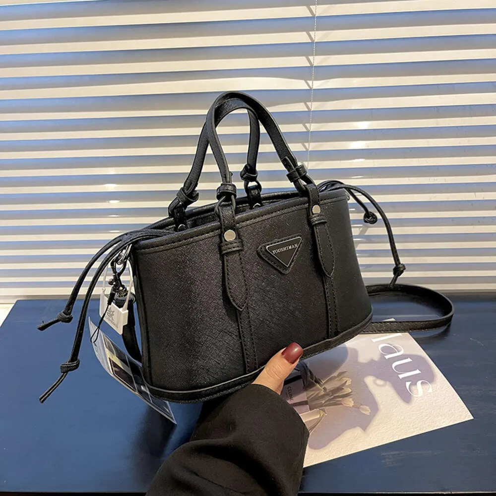 Diseñador de bolsos de cubo vende bolsos unisex de marca Bolso nuevo Cordón de mano para mujer con hombro de textura elegante