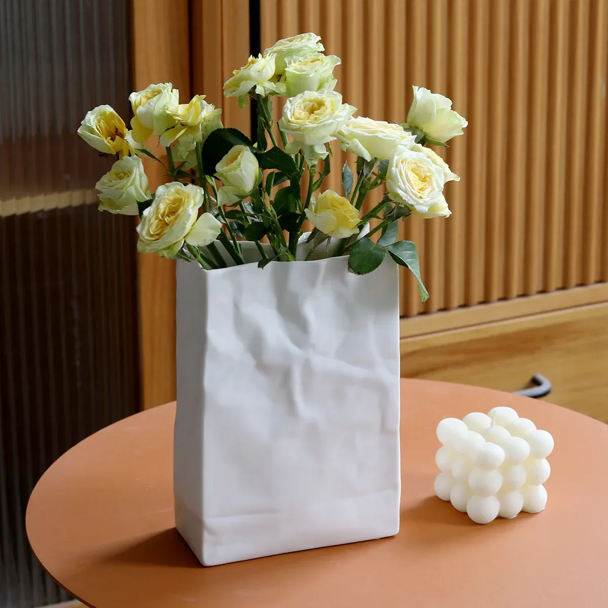 Jarrones Bolsa de papel Las decoraciones de jarrones de cerámica son simples, ligeras, lujosas y blancas con una sensación nórdica hidropónica y de alta gama.
