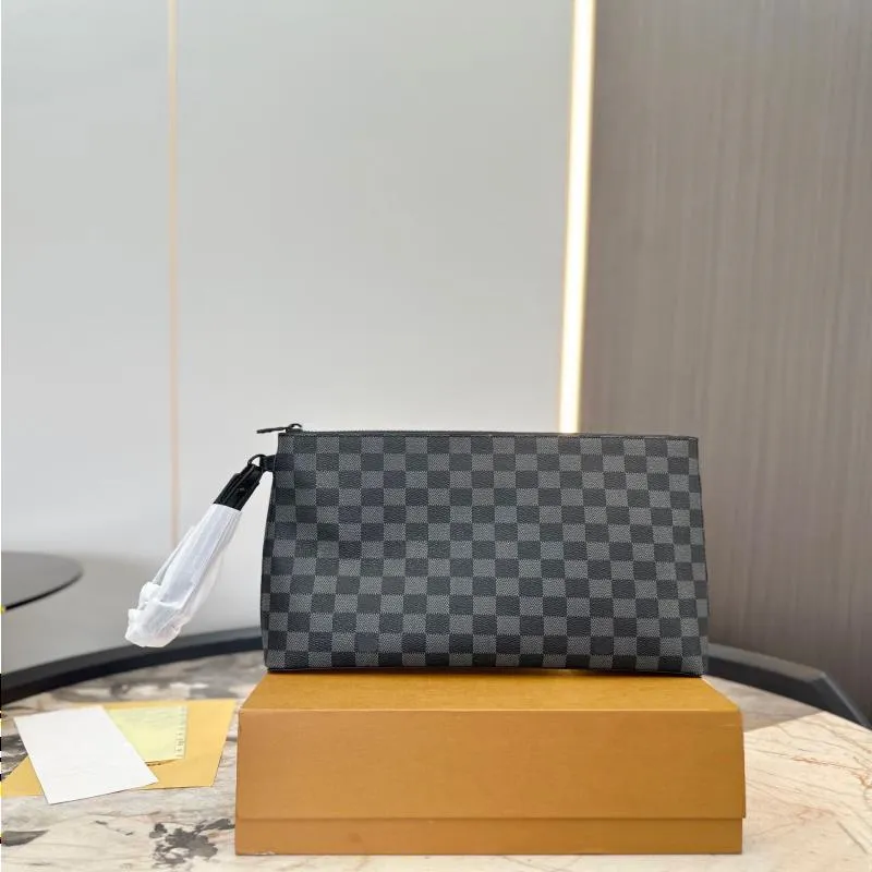 23SS Men's Luxury Designer Cowhide Leather Clutch Bag Men's Wrist Bag Mobile Phone Bag Wallet Storage Bag Toiletry Bag 29CM Iskod