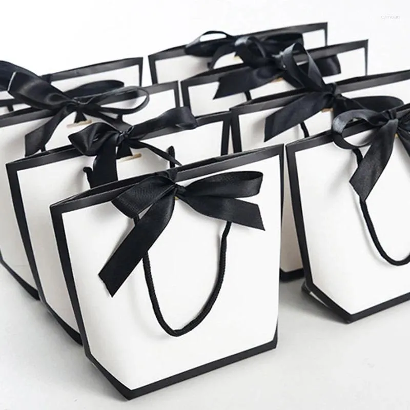 Confezione regalo 5 pezzi / set Sacchetti di imballaggio di carta con fiocco in nastro bianco portatile con manici Bomboniere per confezioni di fiori nuziali