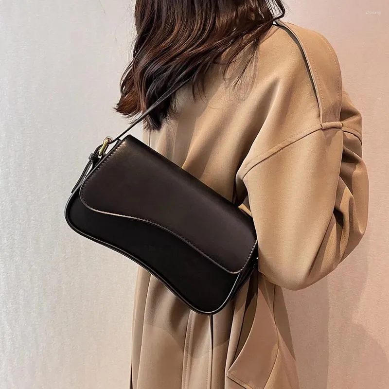 Umhängetaschen Vintage Leder Crossbody für Frauen 2024 Markendesigner Weibliche kleine Klappe Unterarmtasche Achselhöhle Handtaschen und_voghion.com