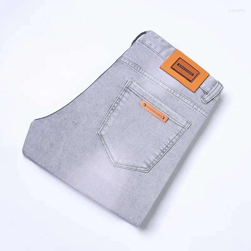 Mäns jeans 2024 Spring Slim Light Grey Stretch tvättade avslappnad rakben mångsidig prisvärd lyxmodemän