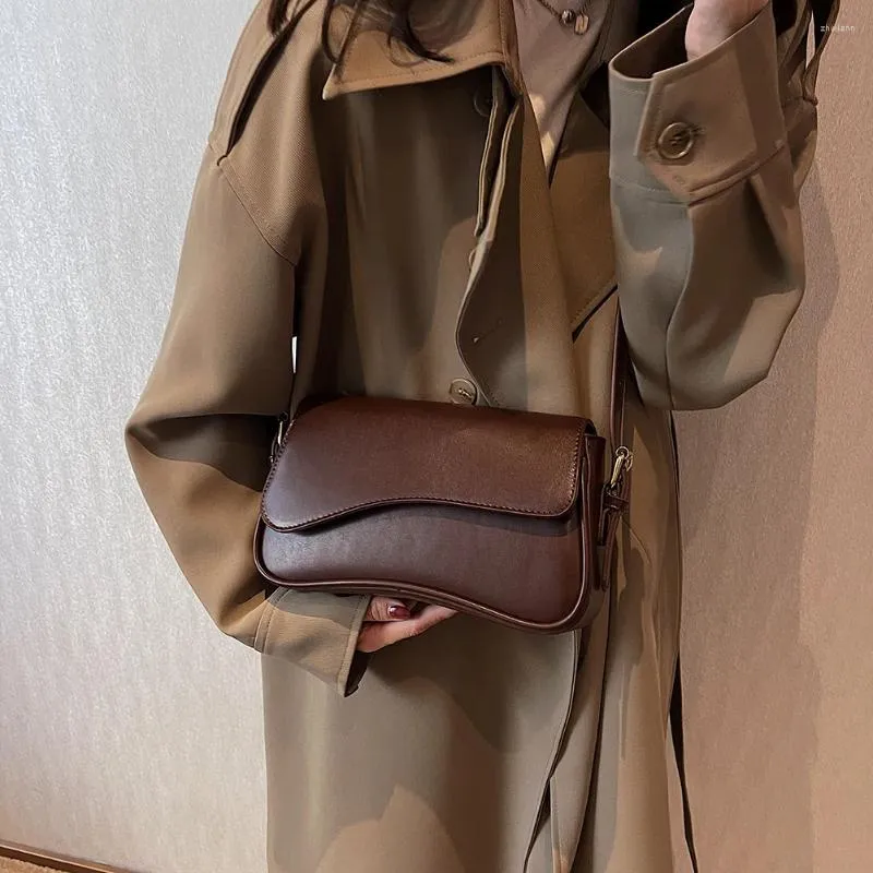 Umhängetaschen Vintage Leder Crossbody für Frauen 2024 Markendesigner Weibliche kleine Klappe Unterarmtasche Achselhöhle Handtaschen und_voghion.com