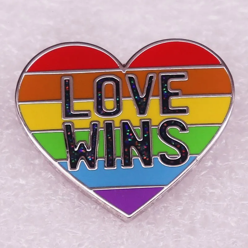 9 cores LGBT arco-íris amor coração distintivo Bonito Anime Filmes Jogos Hard Esmalte Pins Coletar Broche de desenho animado Mochila Chapéu Bolsa Colarinho Lapela Emblemas 928