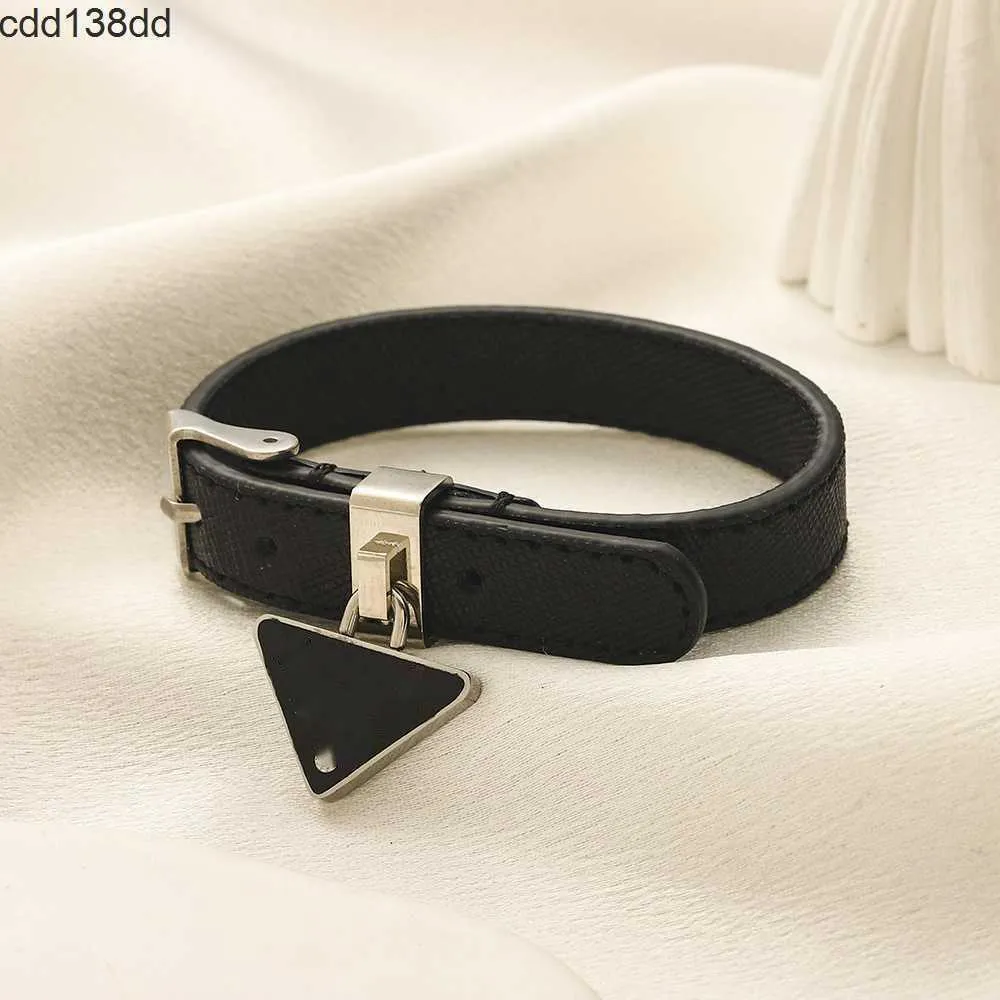 Designer läder armband armband charm handled rem kvinnor lyxarmband brev smycken armband manschett triangel hänge