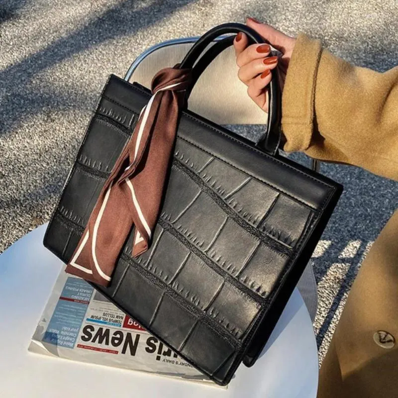 Bag stenmönster Ribbon Tote 2024 Högkvalitativ PU-läder Kvinnor Designer Handväska Högkapacitet axel Messenger