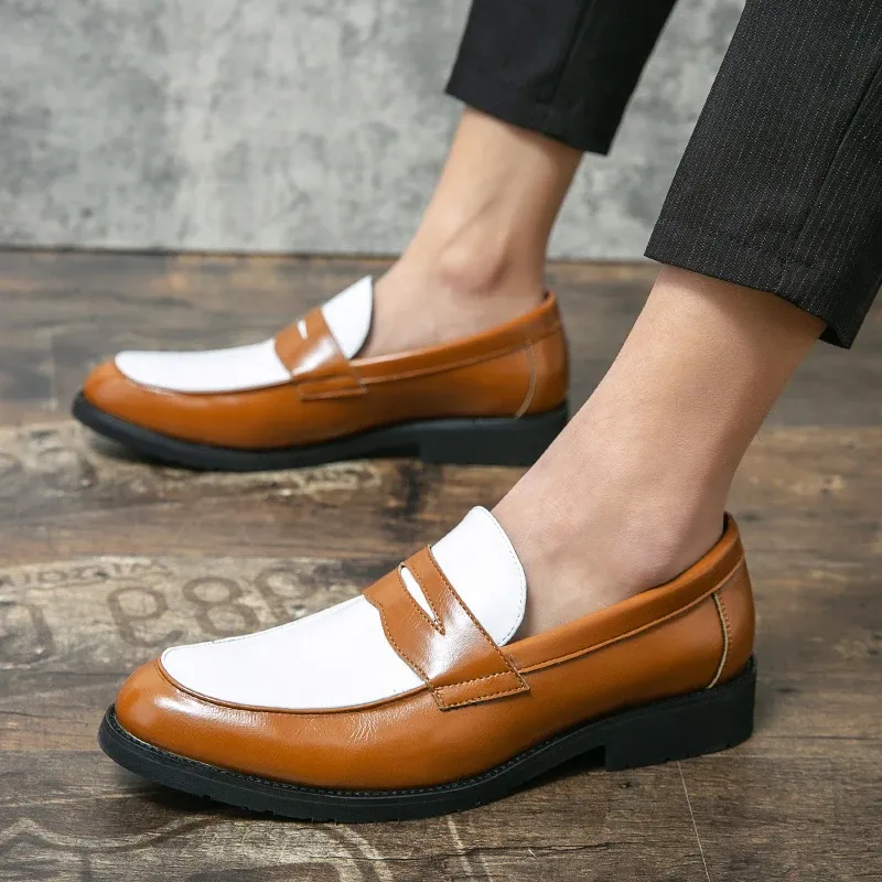 Skor nya designer män pekade twotone lapptäcke slip på gentleman bröllop hemkomst klänningskor lägenheter avslappnad loafer zapatos hombre