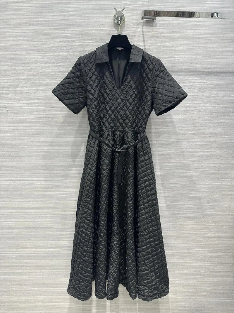 Robes de soirée robe noire Seersucker tissu revers en forme de V conception taille jupe bouffante décontracté et confortable 2024 été