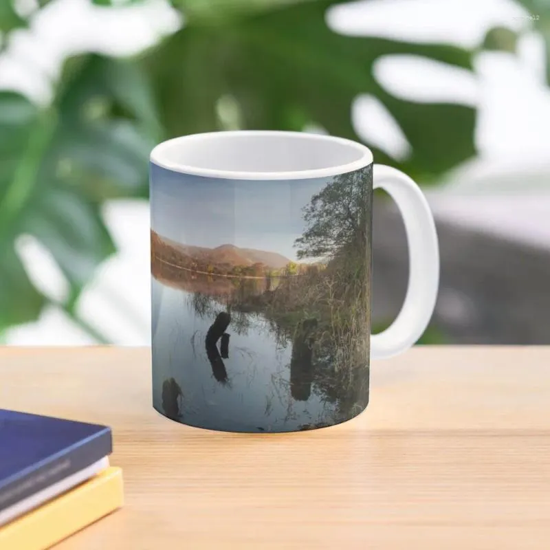 Muggar tidigt på morgonen på Grasmere Cumbria kaffemuggkoppar och estetik