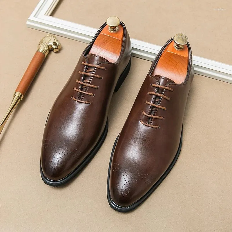 Vrijetijdsschoenen Britse stijl feestjurk voor heren Bruin Eenvoudig hoogwaardig leer Puntige laag uitgesneden loafers met veters