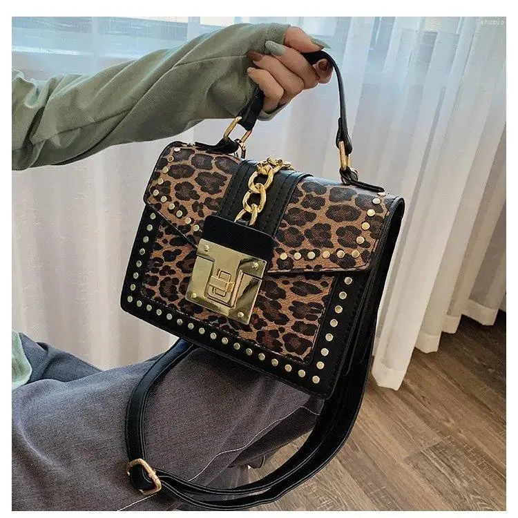 Axelväskor mode leopard messenger för kvinnor varumärke dekoration ladie party handväskor purses lyx läder liten handväska #55