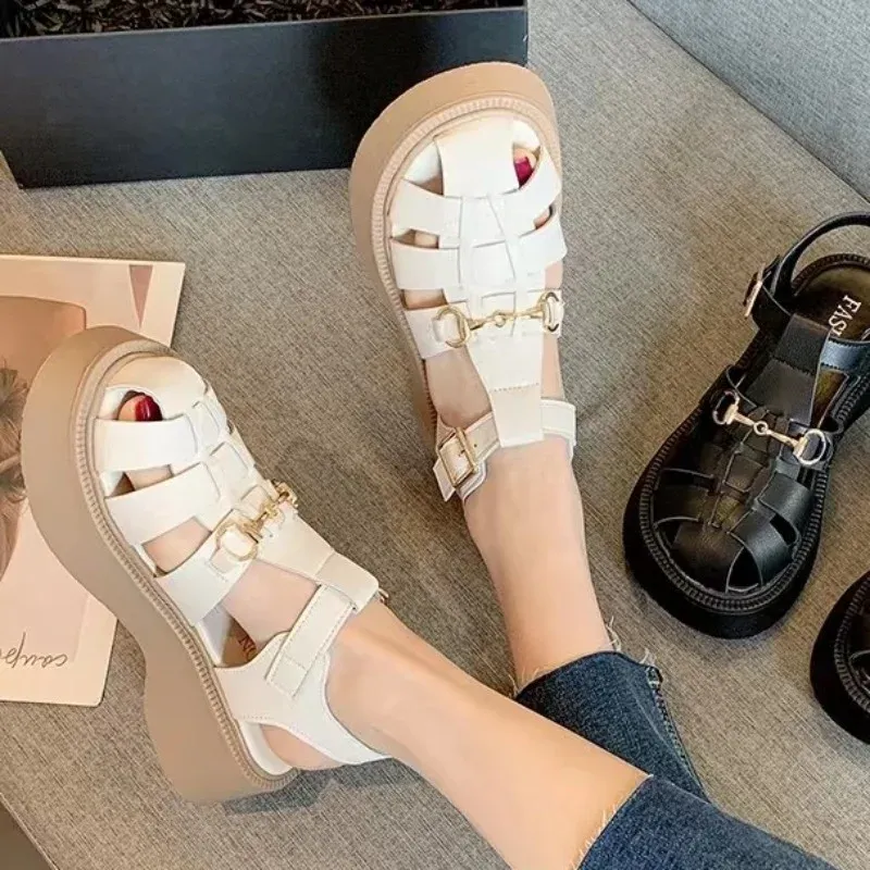 Sandały damskie platforma rzymskie 2023 Letnia nowa dekoracja metalowa zamknięta palca sandały dla kobiet na zewnątrz damskie buty przyczynowe