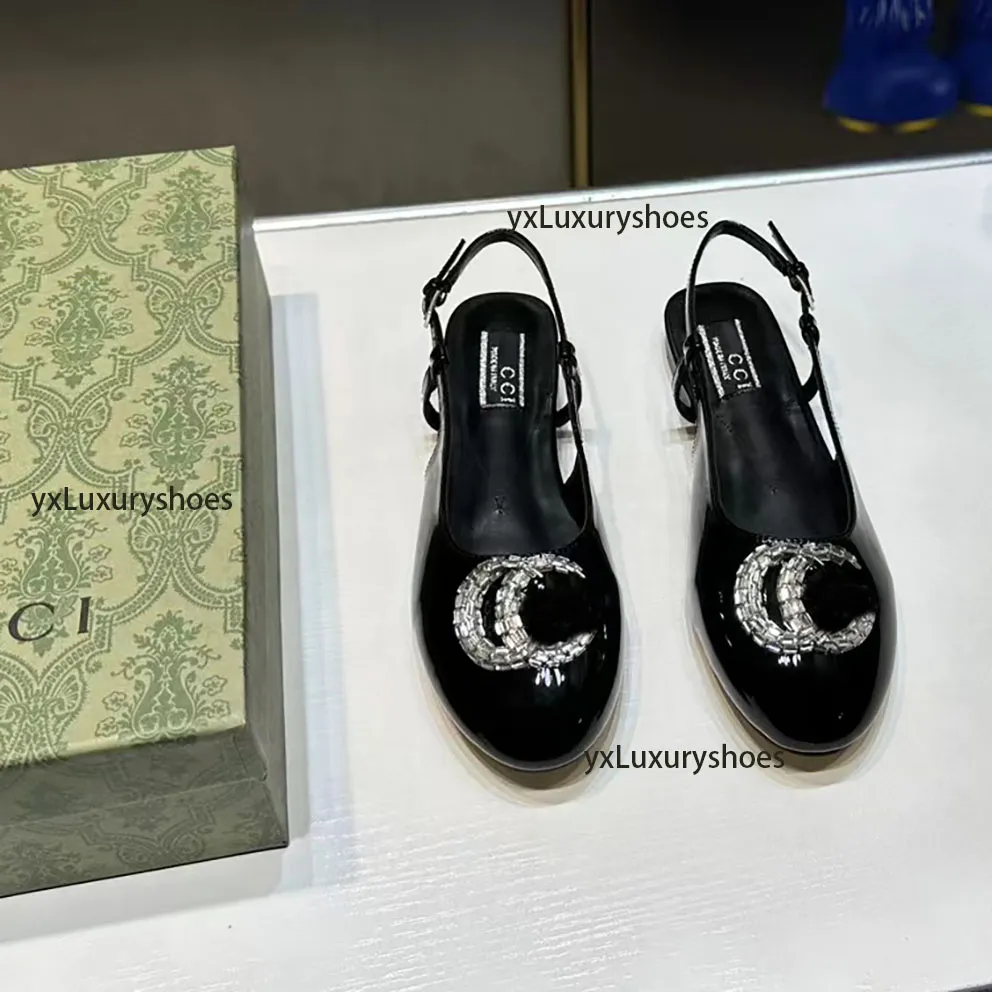 2024 designer italiano novas sandálias planas femininas letras de strass decoradas sapatos de balé verão moda sandálias casuais de luxo de alta qualidade sandália de couro de 6 cores