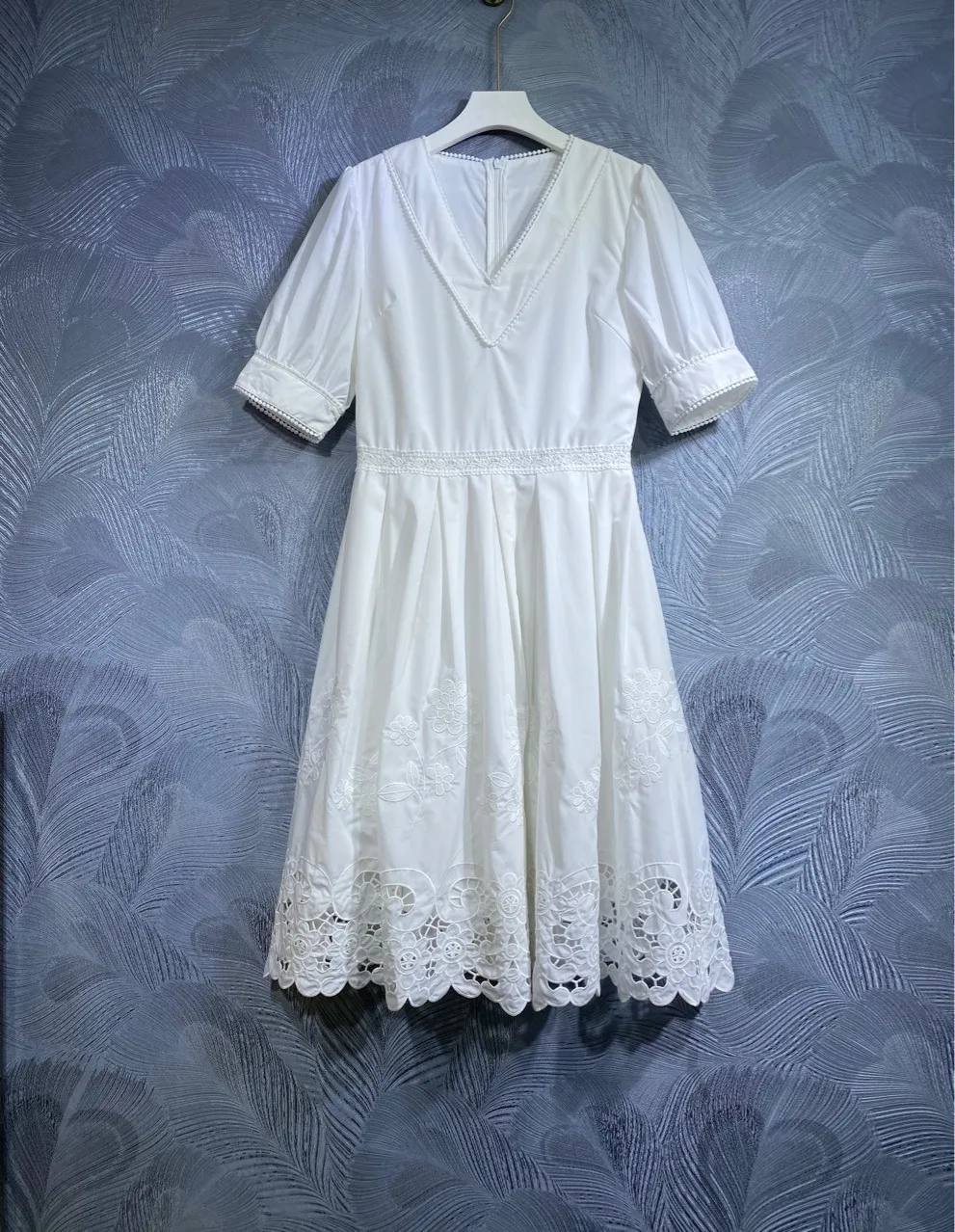 2024 Bahar Beyaz Düz Renkli Panelli Elbise Kısa Kol V Yezi Midi Günlük Elbiseler F4M061402