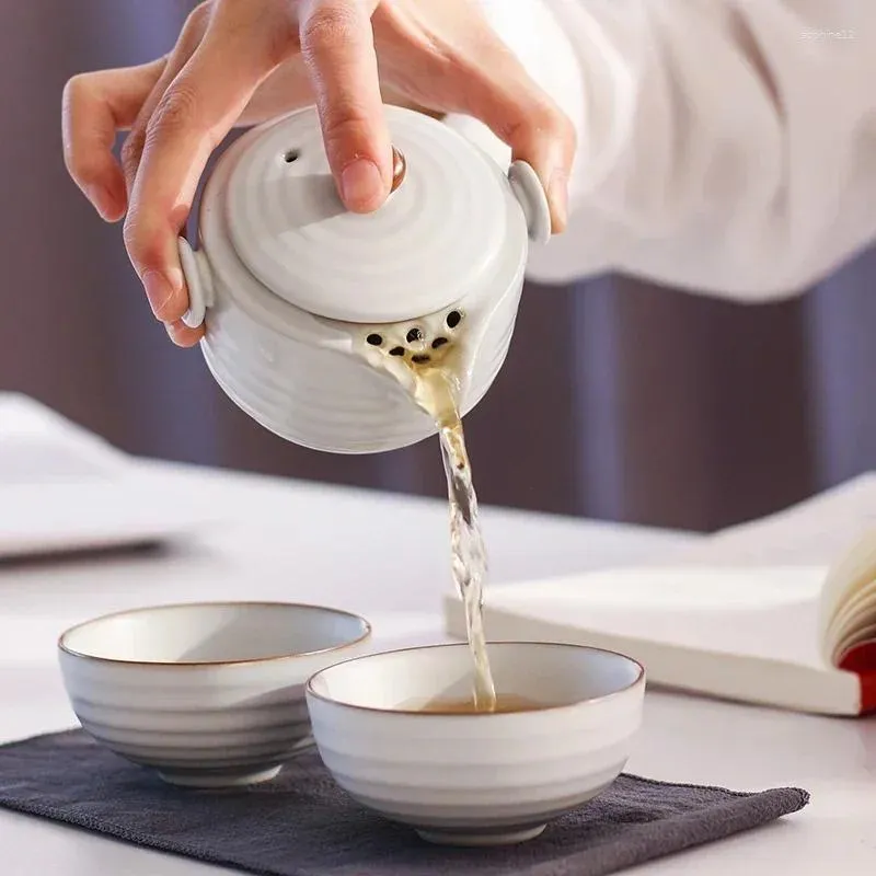 Set da tè Ceramica semplice giapponese bianca e verde Una pentola Due tazze Set da tè portatile da viaggio all'aperto Tazza da ufficio in ceramica