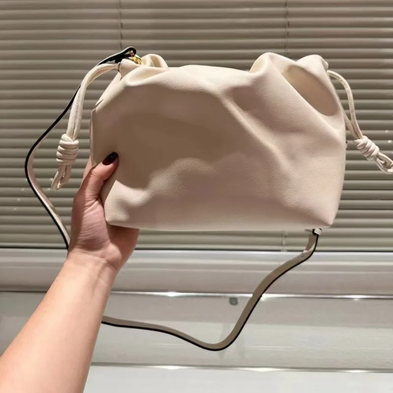 Le sac à bandoulière design serre une chaîne élégante et exquise avec une couche supérieure légère et importée de peau de vache pour une promenade littéraire et élégante. La taille est de 23 x 20 cm.