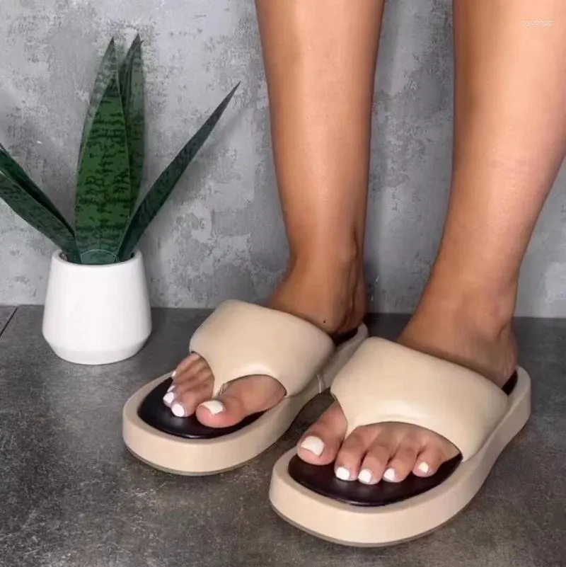 Chinelos das mulheres flip flops 2024 verão sandálias femininas lazer ao ar livre deslizamento em cor sólida sapatos planos dedo do pé aberto couro 36-43