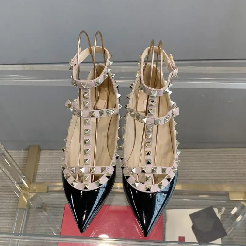 Sivri sandaletler tasarımcı kadın ayak parmağı 2 vuruş çivileri düz patent deri perçinler sandalet kadınlar strappy elbise ayakkabıları siyah beyaz çıplak yaz büyük boyutu 35-43