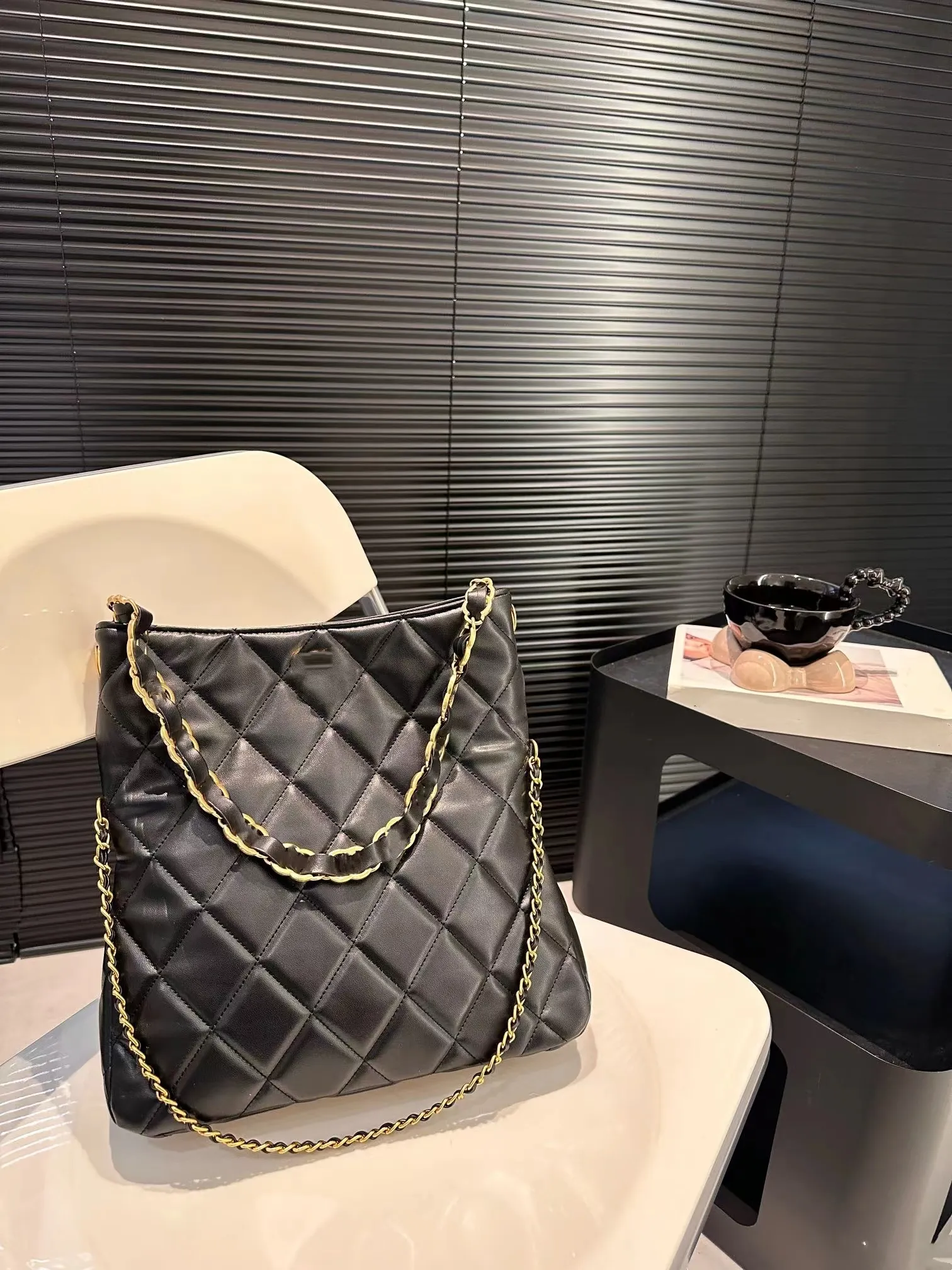 7A Fashion Luxury Design Женская классическая сумка в стиле хиппи Изготовлена из кожи. Эта сумка складывается и образует универсальную сумку через плечо с двумя спинками.