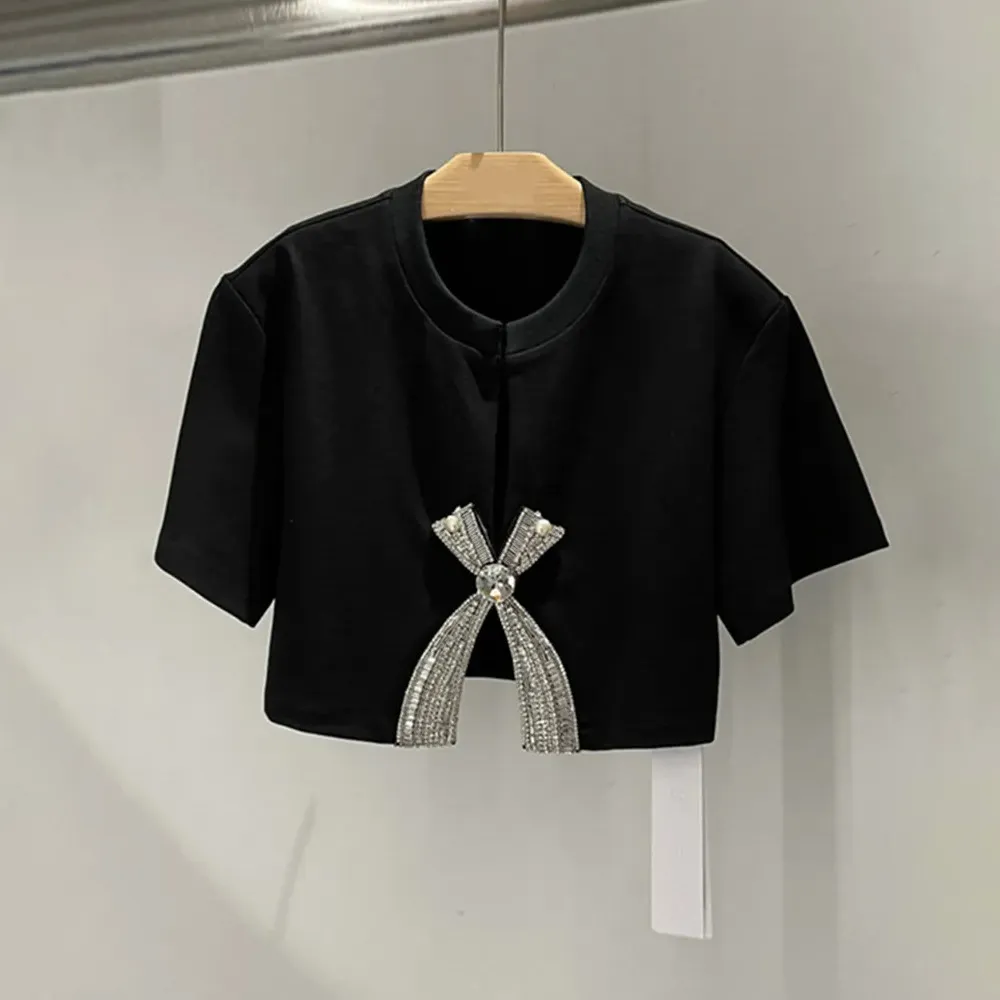 Camiseta curta feminina diamante lantejoulas arco manga curta camiseta 2024 novo nicho na moda feminino cor sólida fenda topo