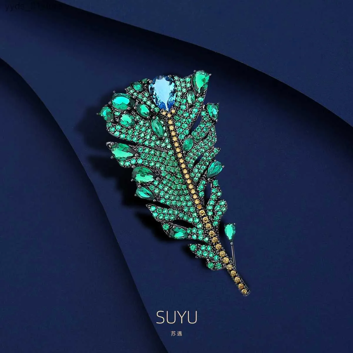 Pins Brooches SUYU Green Feather Brooch For Women Exquisite And Luxurious Green Peacock Feather Brooch For Holiday Gifts Copper Pin L240323