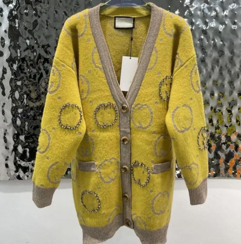 Luxe Femmes Designer Col V Casual Cardigans tricotés Pulls en laine Filles Slim Fit Chaud Doux Industrie lourde Perceuse polyvalente Pulls Vestes Manteaux