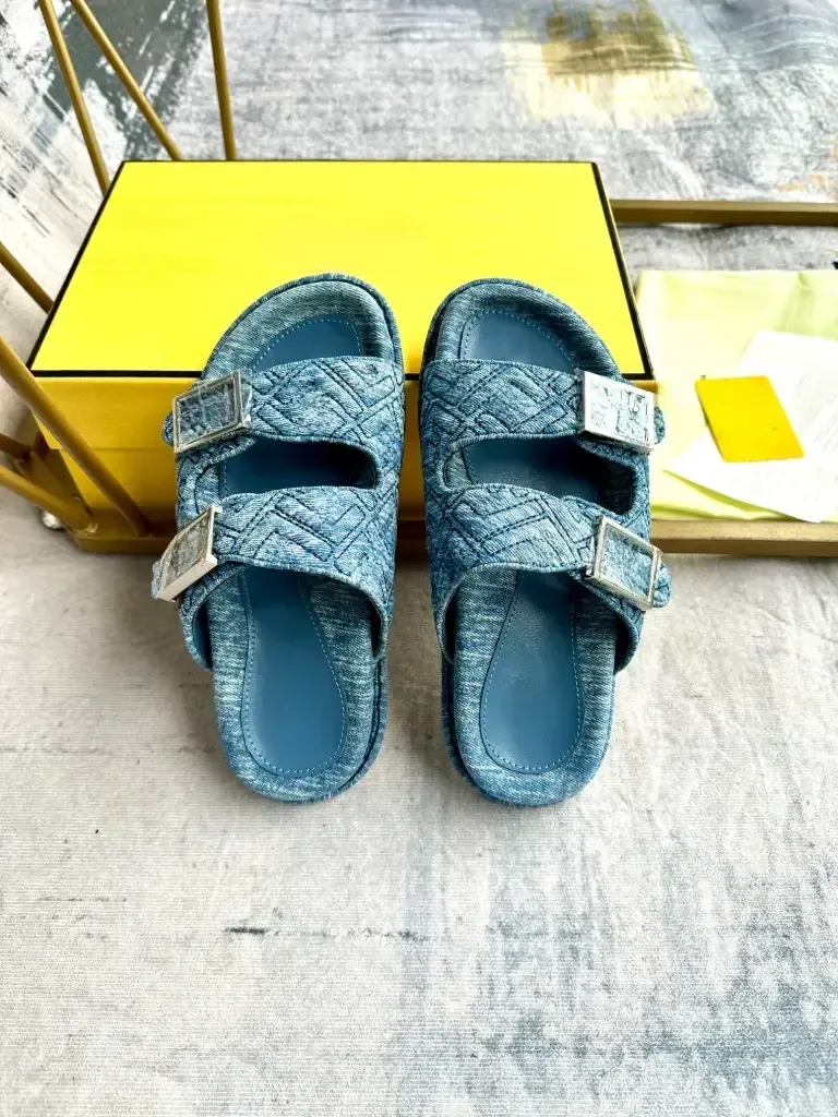 2024 Slies Blue Slides Fashion Fashion Slies مزدوج النطاق مسطحًا مع أبازيم الفخذ الزخرفية Chenille-Look Blue Denim Gold-Finish Metalware Size 35-45 Men's Shoes