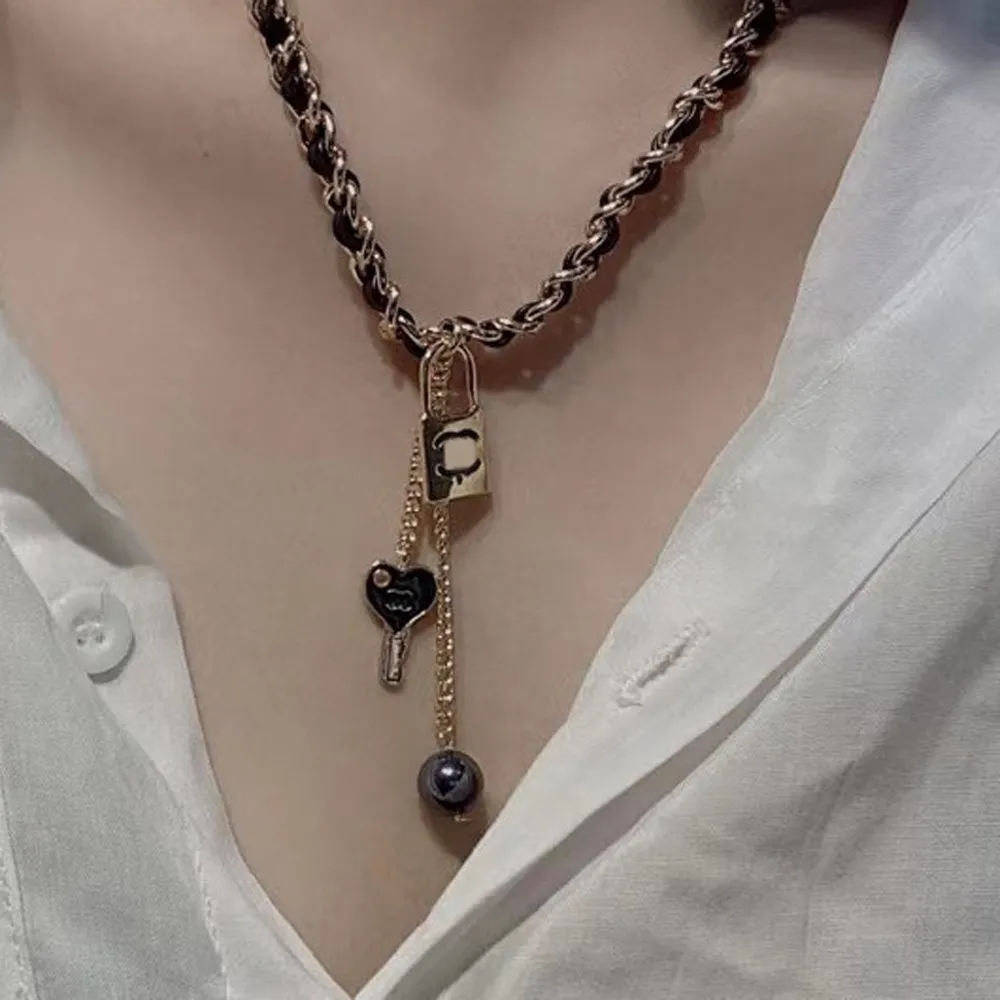 Pendenti con lettere di alta qualità Collana di design Collana con catena di gioielli di marca Ciondolo Uomo Donna Titanio Acciaio inossidabile Collane di cristallo Girocollo Regali di nozze Accessori