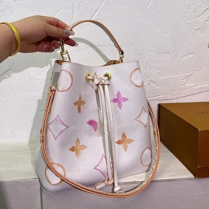 Kvinnors axelväska blommor designer väskor praktiska väskor designer tryckt handväska kvinnor läder crossbody stabila snygga hinkväskor dragkampstängning