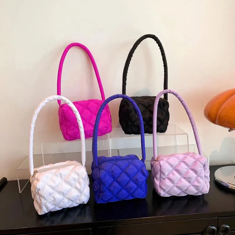 Axelväskor kvinnor underarms påse nylon rese handväskor quiltad rhombic gitter mode casual fast färg elegant designer